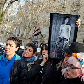 女大学生裸体抗议宪法