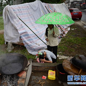 雨中震区的村民生活