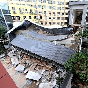 福州闹市酒店附楼坍塌