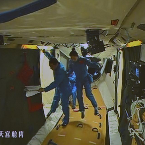 航天员漂进天宫一号
