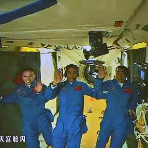 航天员漂进天宫一号