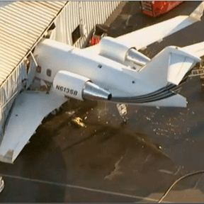 私人飞机撞上停机库