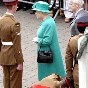 士兵坐地迎接英女王