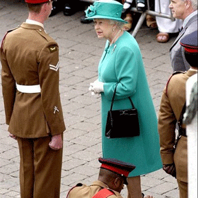 士兵坐地迎接英女王