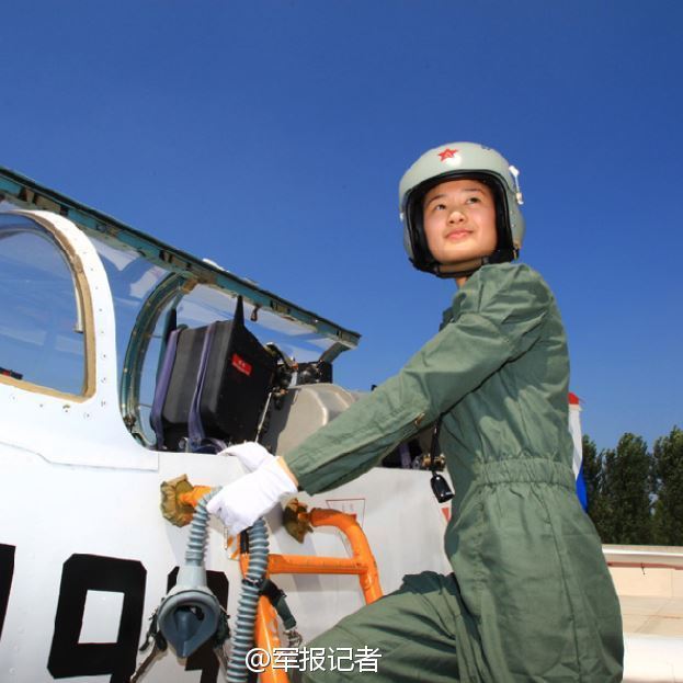 中国歼击机女飞行员