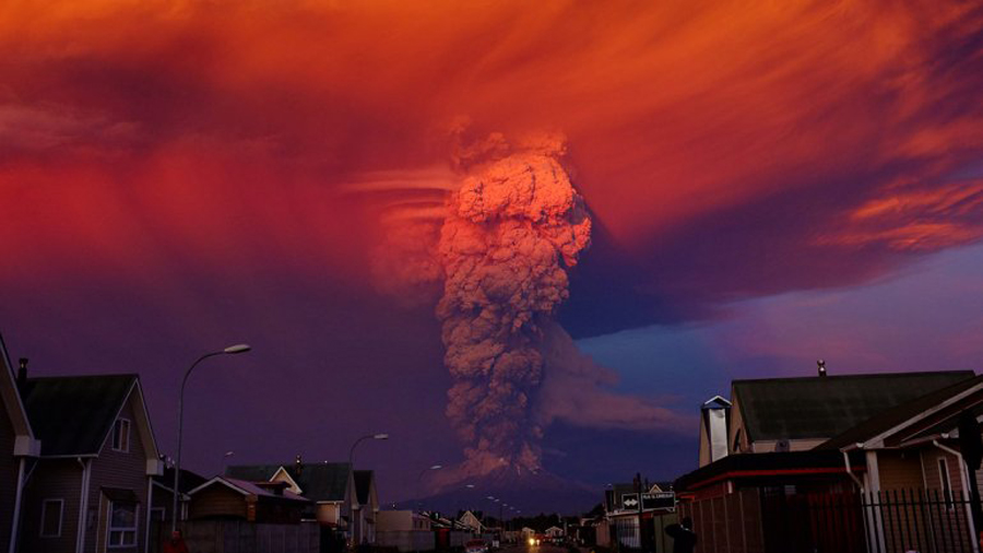 智利卡尔布科火山爆发 血色漫天如末日降临
