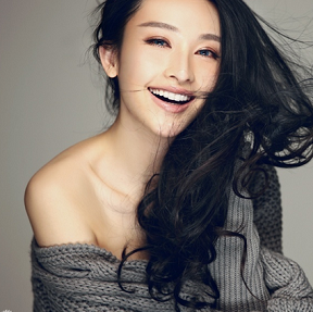 张俪小露香肩妖冶迷人