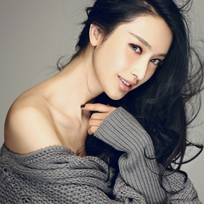 张俪小露香肩妖冶迷人