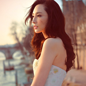 吴佩慈蕾丝裙似仙子