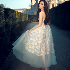 吴佩慈蕾丝裙似仙子