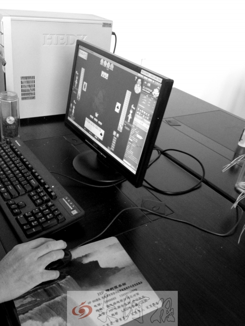 在一些政府部门和公共服务行业，上班时间电脑成游戏机并非个案。