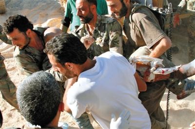 24日，叙利亚首都大马士革，一名政府军士兵被紧急送医。叙利亚政府称这些士兵受到化学武器攻击。新华社发