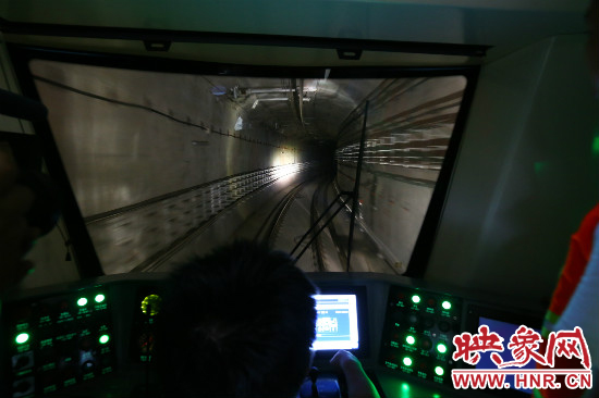 司机在地铁驾驶室看到的地铁行进隧道