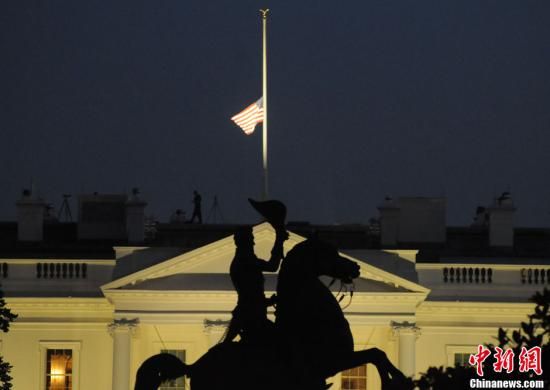 事后白宫等政府机构均降下半旗，为死伤者致哀。中新社发 德永健 摄