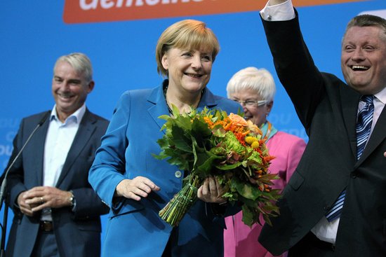 2013年9月22日，德国总理默克尔（左二）在位于柏林的基督教民主联盟（基民盟）总部庆祝大选获胜。摄