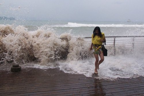 9月22日，今年第19号超强台风“天兔”将正面袭击深圳。图为“天兔”在海边掀起巨浪。