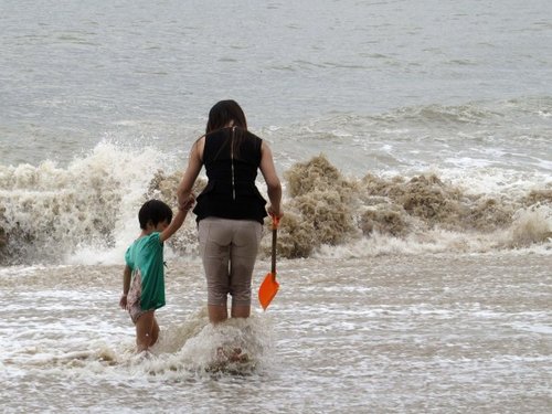9月21日，福建省厦门市，高崎避风坞，游人在岸边玩耍。