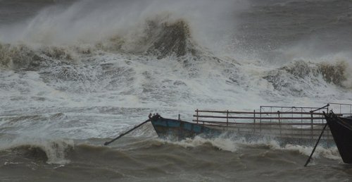 9月21日下午，福建省泉州市，晋江围头海岸台湾海峡侧因受今年最强台风“天兔”影响卷起7米高巨浪，伴随