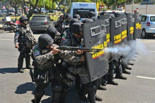 当地时间10月21日，巴西里约热内卢近海一座油田举行开采权竞标，最终中石油、中海油、道达尔和壳牌四家公司竞标成功。此次招标标的是位于巴西东南部里约州外海桑托斯盆地的里贝拉区块，为全球最大海上油田。竞标引发示威者抗议，与负责安保的大量配枪巡逻士兵发生冲突。 CFP