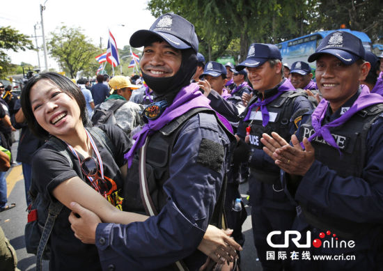 　　当地时间2013年12月3日,经过三天激烈的警民冲突,泰国曼谷防暴警察部队突然停止了对抗,敞开警察局大门欢迎示威者入内,把守总理府的警察也都对示威者攻占大楼的行为袖手旁观,有些甚至上前与他们拥抱,一同为示威者的胜利“庆祝”,场面一片和谐,丝毫看不出前日的动乱