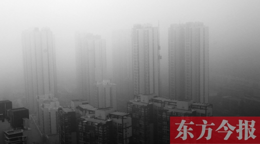 昨天早上，郑州气象台发布大雾红色预警，在雾霾笼罩下，郑州市区的高楼大厦隐约可见