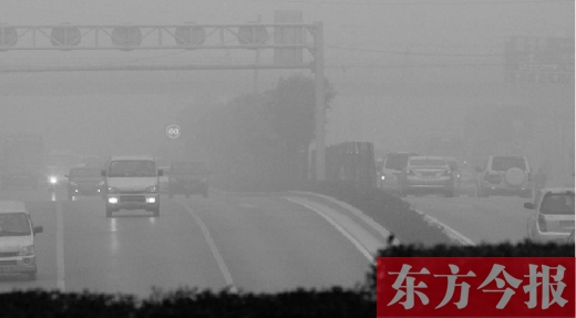 昨天早上，郑州气象台发布大雾红色预警，郑州空气质量也再次迎来重度污染的预警