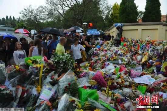 当地时间12月8日，南非民众举行为期一天的祈祷活动，纪念去世的前总统纳尔逊·曼德拉。