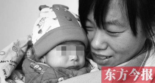 郑州儿童福利院工作人员，小心地照看着一名体型瘦小的弃婴