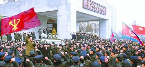 朝鲜11日继续展开大规模批判张成泽运动。图为朝鲜金策工业大学的青年学生宣誓拥护领袖金正恩。