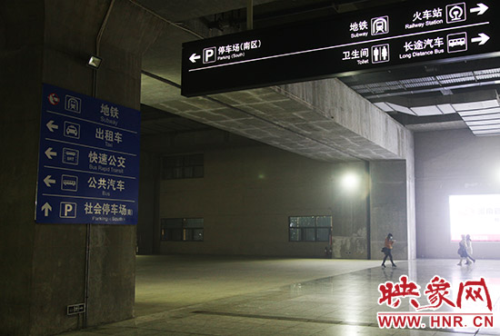 郑州东站一楼的地铁换乘指示牌