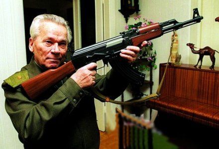 “AK-47之父”卡拉什尼科夫
