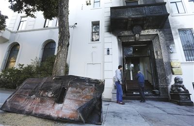 1月2日，美国旧金山，遭纵火的中国驻旧金山总领馆，一扇铁门被烧变形，倒放在门前大树旁。