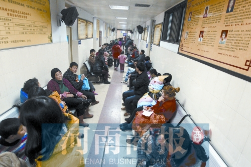 郑州一家医院的儿科门诊挤满了前来看病的患儿和家长