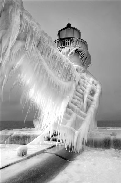 密歇根州，一处灯塔被暴风雪冰封，像极电影《后天》中场景。