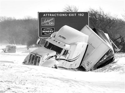 伊利诺伊州，一辆拖挂卡车倒在雪地中。
