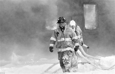 印第安纳州，消防员在皑皑白雪中救火，上演冰与火。