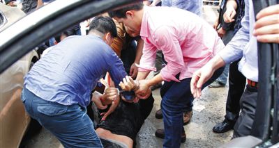 昨日，警方和市民们一起砸窗将肇事者控制。当日，福州闽侯县，一名男子驾驶小车在青口镇奔驰大道附近撞人后逃逸，事故致7人死亡，12人受伤。图/CFP
