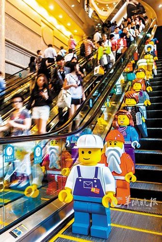 香港时代广场今年推出乐高圣诞村，乐高人偶烘托节日氛围