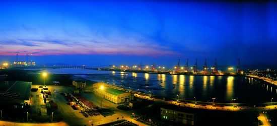 北仑港夜色 图片：《四季上海》