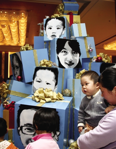 北京嘉里大酒店的圣诞点灯仪式上,笑脸被喷绘在礼品盒上。
