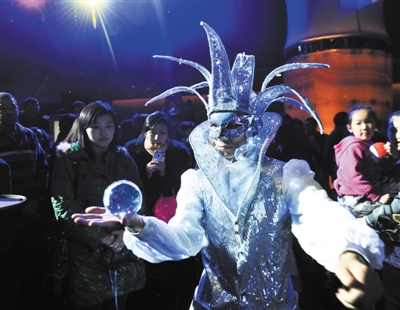 　　金茂北京威斯汀大饭店的圣诞点灯仪式,更像是一场“威尼斯狂欢”。