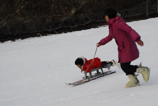 甘山滑雪场“雪战”首场告捷　引爆冬游三门峡热潮