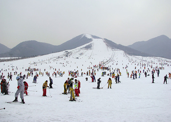 王屋山滑雪场缤纷开滑