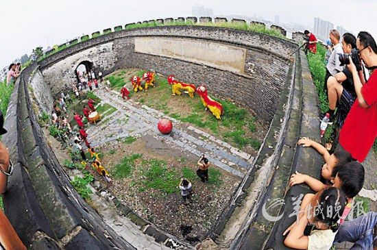 襄阳古城墙的瓮城内进行舞狮表演 　　杜华举 摄