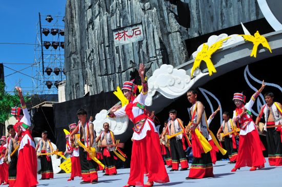 石林举办第二届非物质文化遗产彝族大三弦舞大赛 石林举办第二届非物质文化遗产彝族大三弦舞大赛