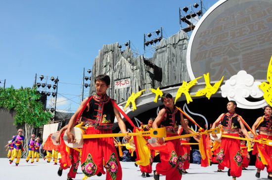 石林举办第二届非物质文化遗产彝族大三弦舞大赛 石林举办第二届非物质文化遗产彝族大三弦舞大赛