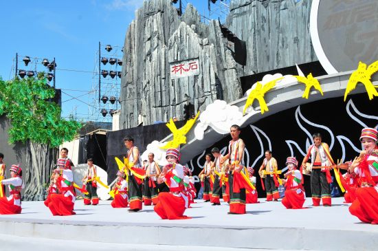 石林举办第二届非物质文化遗产彝族大三弦舞大赛 石林举办第二届非物质文化遗产彝族大三弦舞大赛