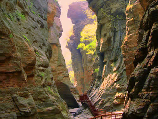 [旅游攻略]初秋山红枝缀与龙潭峡来一场“优惠”