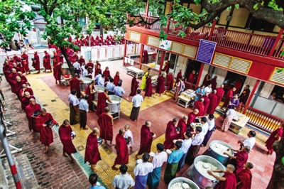 在马哈刚大勇僧院可以看到上千僧侣同时开饭的盛况。图/苏学