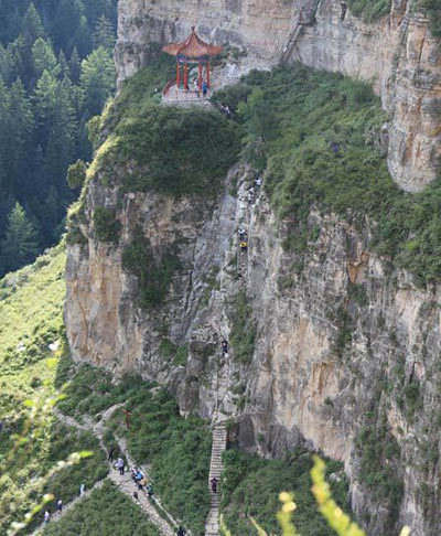 　　翔凤山悬崖栈道